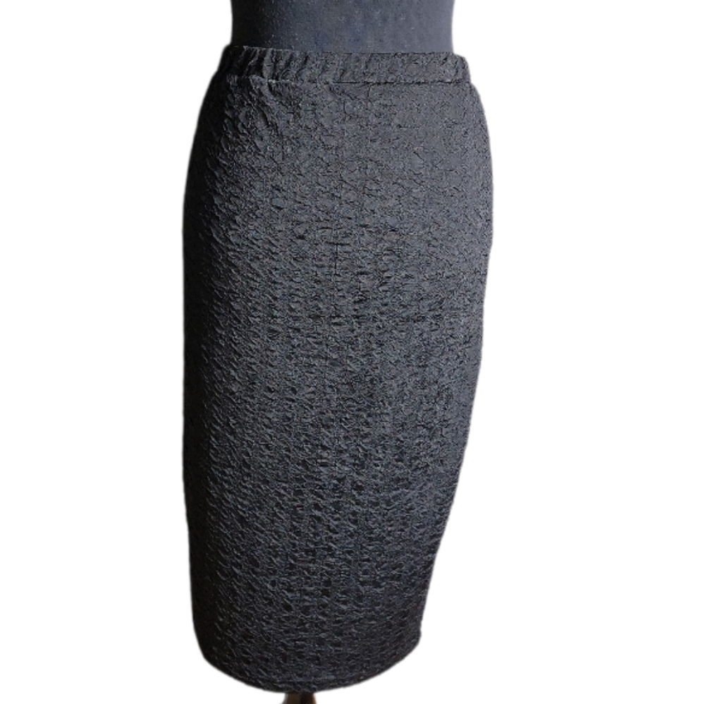 Bar III women's large black textured pull on fitted midi skirt stretch work